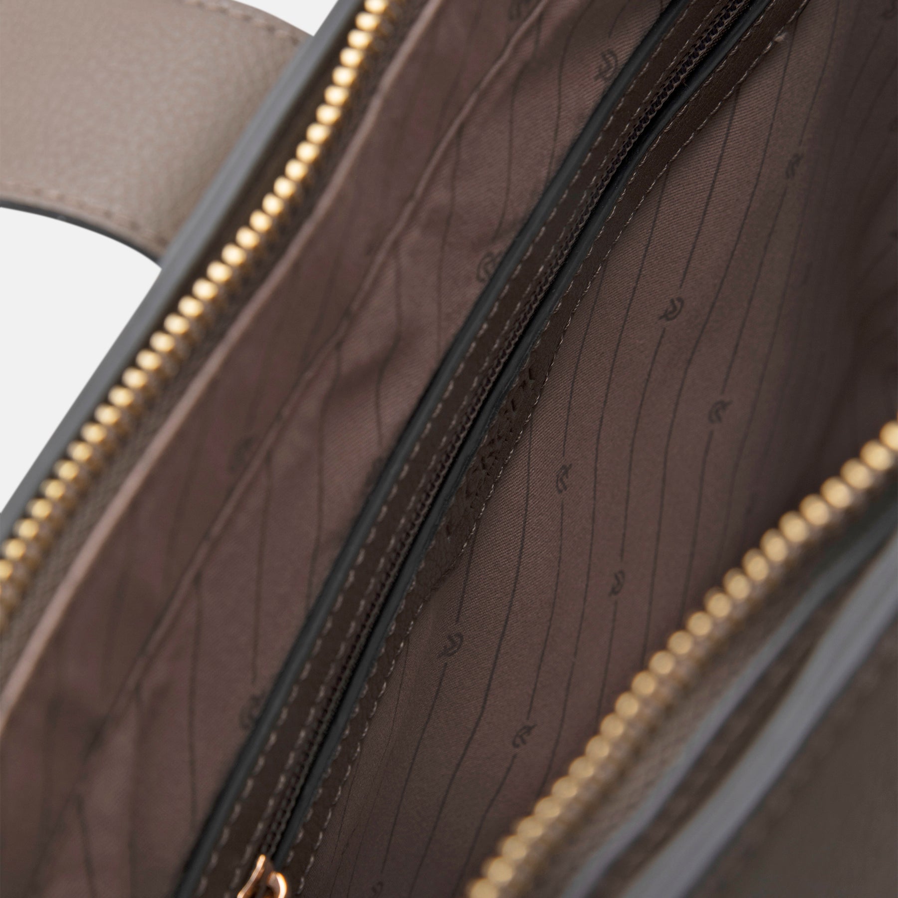 #Farbe_dark taupe